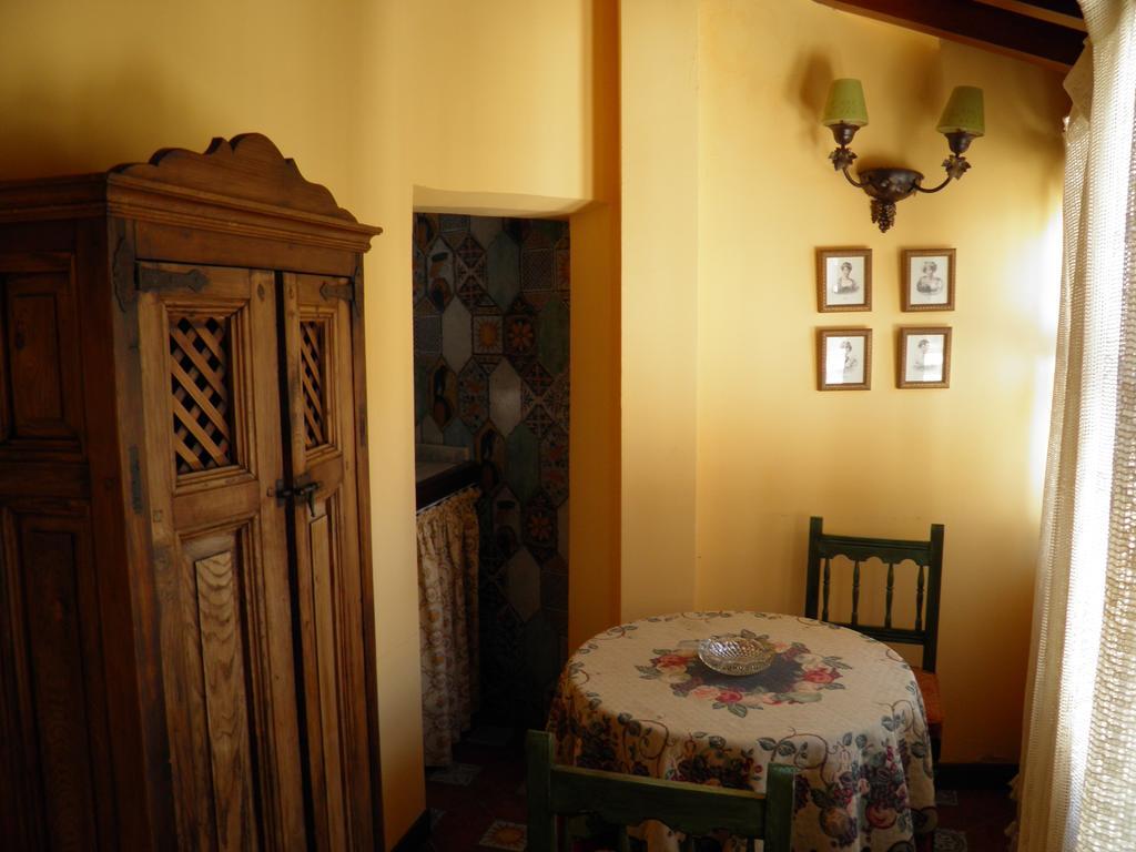 Apartamentos La Columna ชินชอน ภายนอก รูปภาพ